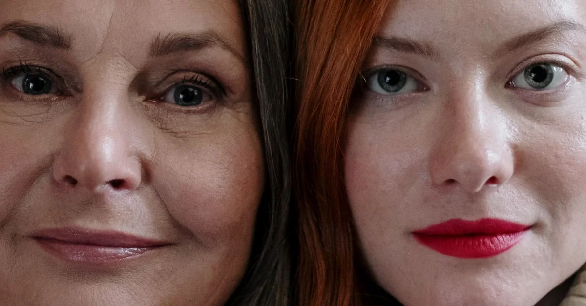 Portrait en gros plan mettant en valeur la beauté et la diversité de deux femmes côte à côte.