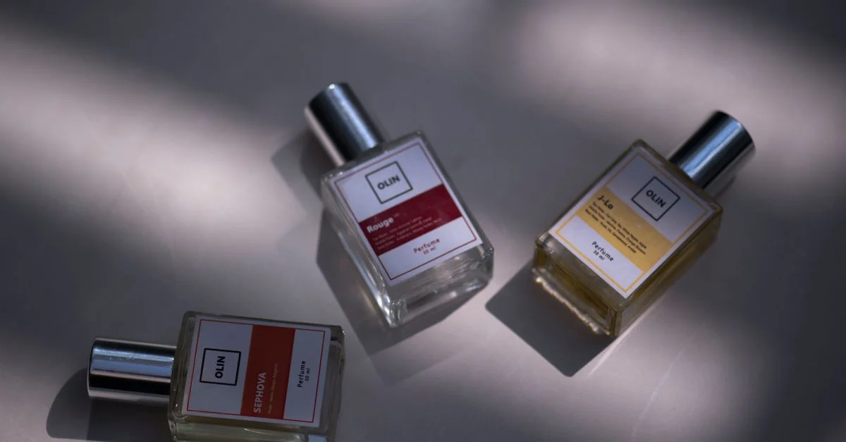 Une nature morte de trois flacons de parfum élégants sur une surface plane sous un éclairage doux.
