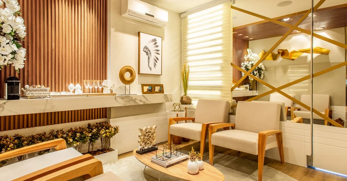 Salon moderne élégant présentant des éléments en bois, un coin salon confortable et une décoration luxueuse.
