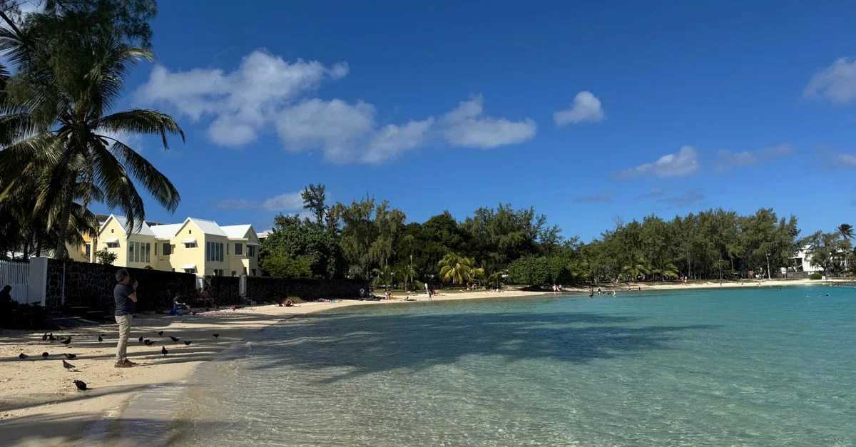 Explorez la beauté sereine de la plage de Blue Bay avec ses eaux claires et sa verdure luxuriante à l'île Maurice.