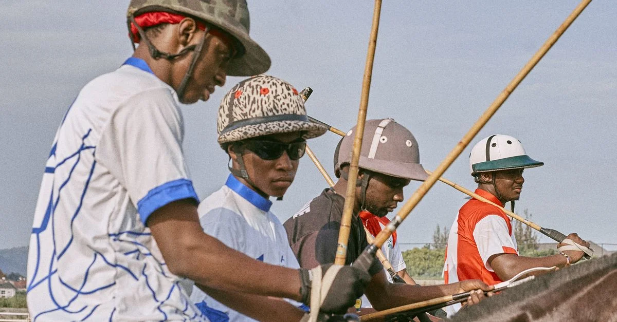 Quatre joueurs de polo à cheval, prêts pour une partie par une journée ensoleillée.