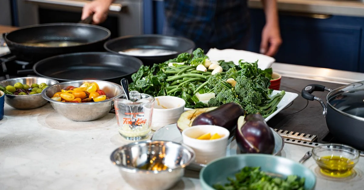 Légumes frais prêts à cuisiner dans un cadre de cuisine moderne avec lumière naturelle.