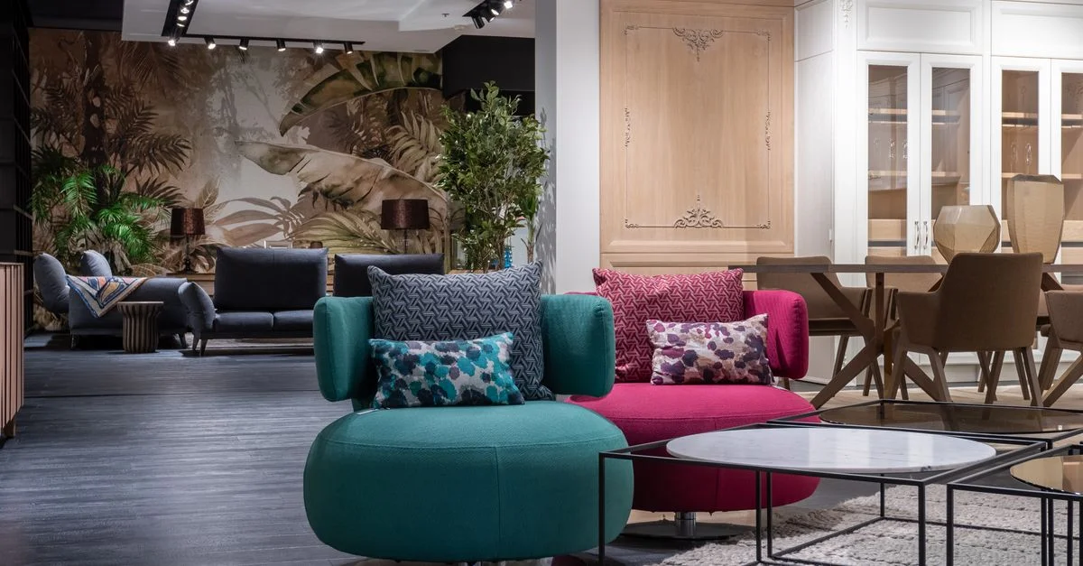 Espace lounge stylé et contemporain avec des fauteuils colorés et confortables.
