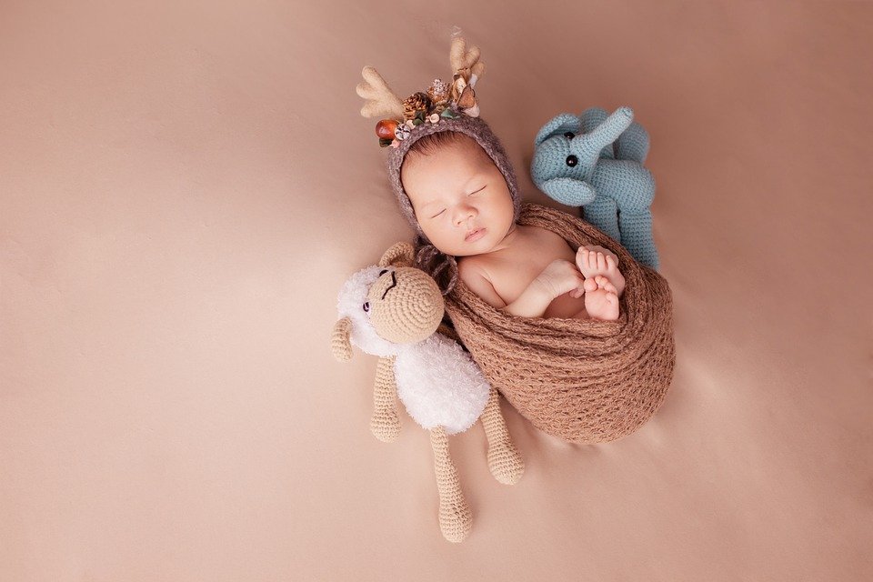 Engagez un photographe de naissance pour éterniser les moments forts